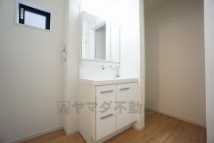 レバーシャワーで引き出して使用できます。収納も一体型になっているので、ドライヤーやヘアアイロンの置き場に困りませんね。