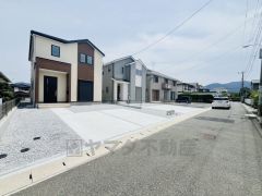 前面道路は交通量が少なく小さなお子様がいるご家庭も安心です＾＾