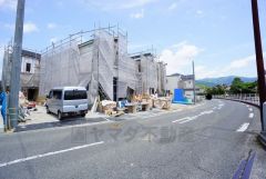前面道路は8.1ｍ。 お車をスムーズにお停めできます＾＾ カースペースは全棟2台。イオン福岡まで車で約10分（3ｋｍ）ショッピングや映画鑑賞などで楽しめます＾＾