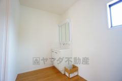 三面鏡つき洗面台。収納も一体型になっているので、ドライヤーやヘアアイロンの置き場に困りませんね。