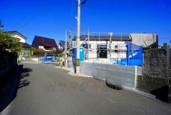 前面道路は公道南側約4.6ｍ。車通りがほ大型車の通行がほとんどなく、騒音や振動が少ないので静かで快適な生活を送れます。