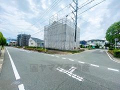 前面道路は南西側10.4ｍ、北西側に9.04ｍ。お車の離合もスムーズです＾＾ 大野城イオンまで車で約13分＾＾（3.9ｋｍ） ショッピングを楽しめます。