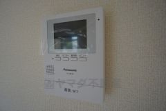 防犯性、セキュリティ対策に安心できるテレビモニター付きインターフォンです。セールスマン対策にもなり安心できます。