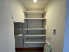 シューズクロークにはベビーカーを畳まず置けたり、外遊びグッズを置いたりと重宝しそうですね＾＾