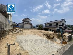 新飯塚駅まで徒歩4分西鉄バス東小学校停から乗車8分。敷地面積広々65坪。コンビニまで徒歩5分。