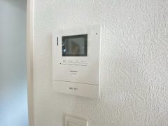 ドアを開けずに来訪者を確認できるモニター付インターフォン。見やすいカラー表示、ハンズフリータイプです。