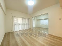 大きな窓のあるリビングは、陽光あふれる明るい空間です。居心地良く、ご家族皆がゆったり寛げる憩いの空間となりそうです。