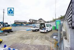 カースペースは停めやすい並列駐車2台付き。