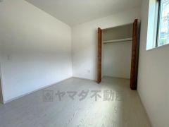 5.2帖の洋室。寝室や子ども部屋など、用途に合わせてご利用の幅は無限大。収納が完備されているので、お荷物が多くなっても安心の設計です。