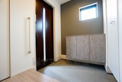 同仕様写真。たっぷり収納できるシューズボックスです。家族全員の靴がきれいに整頓できます。棚の上にお花や写真を飾っても良いですね。