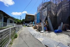 前面道路は東側約4ｍ。交通量が少ないため小さなお子様がいるご家庭でも安心です。ドラッグストアまで徒歩14分。