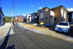 前面道路は交通量が少なく、小さなお子様がいるご家庭も安心です。