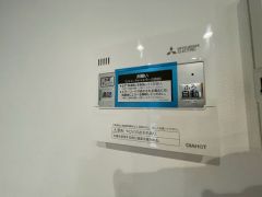 給湯器リモコンはキッチン横からボタンひとつで操作が楽々。通話ボタン付きでお子様とも会話ができて安心です。