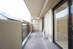 お洗濯物を干すスペースとしても十分な広さがあります。  お天気の良い日はお洗濯物がよく乾きそうな日当たり良好のバルコニー