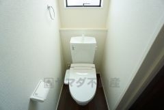温水洗浄機付トイレです。節水機能もあるので、安心して使えますね。