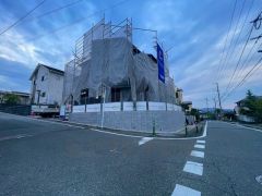 前面道路は6.2ｍ～8ｍと広く、駐車がスムーズにできます＾＾