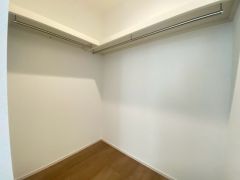 収納力豊富なウォークインクローゼット付き。洋服や小物などを1箇所にまとめて美しい収納を実現します。