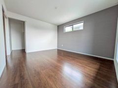 住む人のこだわりを活かす洋室＾＾日当たりがよく、寝室としての利用もおすすめ。広めのクローゼットもあり荷物もすっきり片付けれ、ゆとりのある暮らしが出来ます＾＾