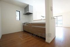 同仕様写真。冷蔵庫、カップボードも余裕で置ける広さを確保しています。