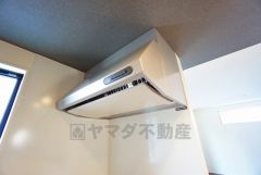 調理により発生する油煙や臭いを吸い込み、屋外へ排気してくれます。