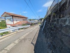 前面道路含む現地外観写真。