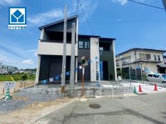 スーパー・コンビニ・ドラッグストアまで徒歩10分圏内＾＾お買い物が便利。西鉄太宰府駅まで徒歩15分西鉄バス原田停から乗車16分＾＾
