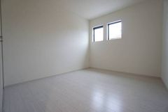 木目調のシンプルデザインで落ち着きと安らぎの空間に仕上げています。各部屋に収納が完備されているので、お荷物が多くなっても安心の設計です。