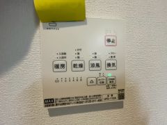 雨の日の洗濯も安心できる浴室暖房乾燥機付き浴室。リモコンで操作もボタン1つで簡単。 浴室暖房乾燥機には、暖房、乾燥、涼風、換気の4つの機能が付いています。タイマー付きです。