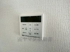 キッチン横からお湯張り、追い炊き、足し湯がボタン一つで楽々操作できる給湯機リモコンです＾＾忙しい夕飯の準備の時間帯に重宝しますね。