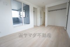 住む人のこだわりを活かす洋室＾＾日当たりがよく、寝室としての利用もおすすめ。広めのクローゼットもあり荷物もすっきり片付けれ、ゆとりのある暮らしが出来ます＾＾