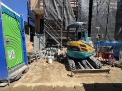 カースペースは停めやすい並列駐車2台付き。