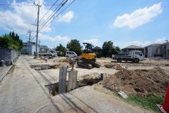 前面道路は北東側4ｍ。交通量が少ないため小さなお子様がいるご家庭も安心です＾＾駐車もスムーズですね＾＾