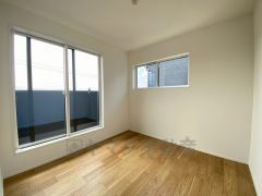 2面採光を確保した明るい室内は、風通しも良く、大変居心地の良い空間となっております。爽やかな風を感じて起きる朝は、快適生活の始まりに。