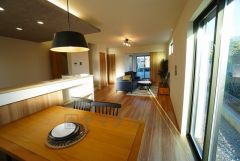 大きな窓のあるリビングは、陽光あふれる明るい空間です。居心地良く、ご家族皆がゆったり寛げる憩いの空間となりそうです。