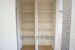 キッチン横にはパントリー。食料などを保管できるので、キッチン周りがスッキリしますね＾＾可動棚付きで空間を無駄なく使えます。