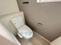 ウォシュレット付トイレです。節水機能もあるので、安心して使えますね。もちろん、1階2階の2ヶ所にトイレがあるので、忙しい朝にもゆとりができますね。