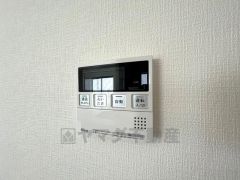 キッチン横からお湯張り、追い炊き、足し湯がボタン一つで楽々操作できる給湯機リモコンです＾＾忙しい夕飯の準備の時間帯に重宝しますね。