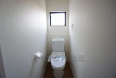 温水洗浄機付トイレです。節水機能もあるので、安心して使えますね。もちろん、1階2階の2ヶ所にトイレがあるので、忙しい朝にもゆとりができますね。