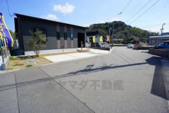 前面道路は交通量が少なく小さなお子様がいるご家庭も安心です＾＾