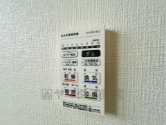 雨の日の洗濯も安心できる浴室暖房乾燥機付き浴室。リモコンで操作もボタン1つで簡単。 浴室暖房乾燥機には、暖房、乾燥、涼風、換気の4つの機能が付いています。タイマー付きです。