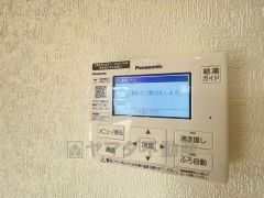 キッチン横からお湯張り、追い炊き、足し湯がボタン一つで楽々操作できる給湯機リモコンです＾＾忙しい夕飯の準備の時間帯に重宝しますね。