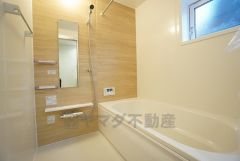 1日の疲れを癒すくつろぎのバスルーム。足を伸ばしてもゆったりと入れるサイズです。お子様と一緒にお風呂に入っても狭くないですね^^