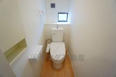 温水洗浄機付トイレです。節水機能もあるので、安心して使えますね。もちろん、1階2階の2ヶ所にトイレがあるので、忙しい朝にもゆとりができますね。