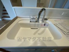 広々とした凸型シンクに洗剤ポケットを標準装備。大きなお鍋など洗いやすいです。洗剤や石鹸、スポンジもすっきりできる収納付き。