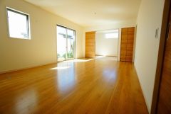 同仕様写真。大きな窓のあるリビングは、陽光あふれる明るい空間です。居心地良く、ご家族皆がゆったり寛げる憩いの空間となりそうです。