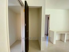 まとめ買いしてもこの収納量なら心配要らずのパントリー。調理家電や食品のストックをすっきりまとめられ、キッチン周りを広々使えます。