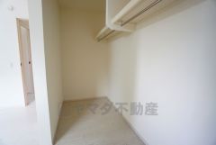 収納力豊富なウォークインクローゼット。洋服や小物などを1箇所にまとめて美しい収納を実現します。