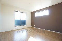寝室や子ども部屋など、用途に合わせてご利用の幅は無限大＾＾ 寛ぎの時間を紡ぎだす主寝室は、大型ベッドを置いても余裕の広さを確保しています。