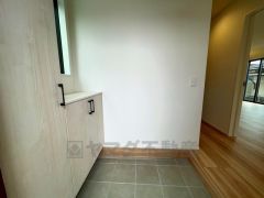 たっぷり収納できるシューズボックスです。家族全員の靴がきれいに整頓できます。棚の上にお花や写真を飾っても良いですね。