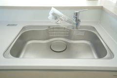 色も形もキレイなシンクは、広さも確保しているので、大きめの鍋も簡単に洗えます。